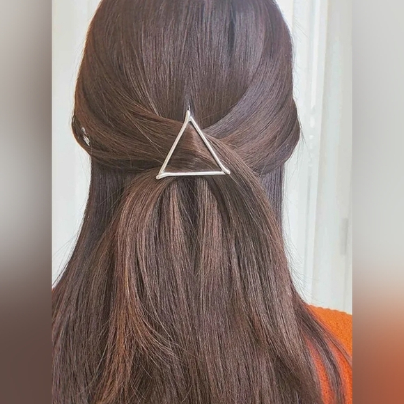 Minimalist Alloy Silver Tone Triangle Hair Clip - Picture 1 of 5